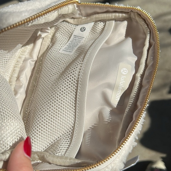 Lululemon Everywhere Belt Bag 1L Fleece - Picture 6 of 6